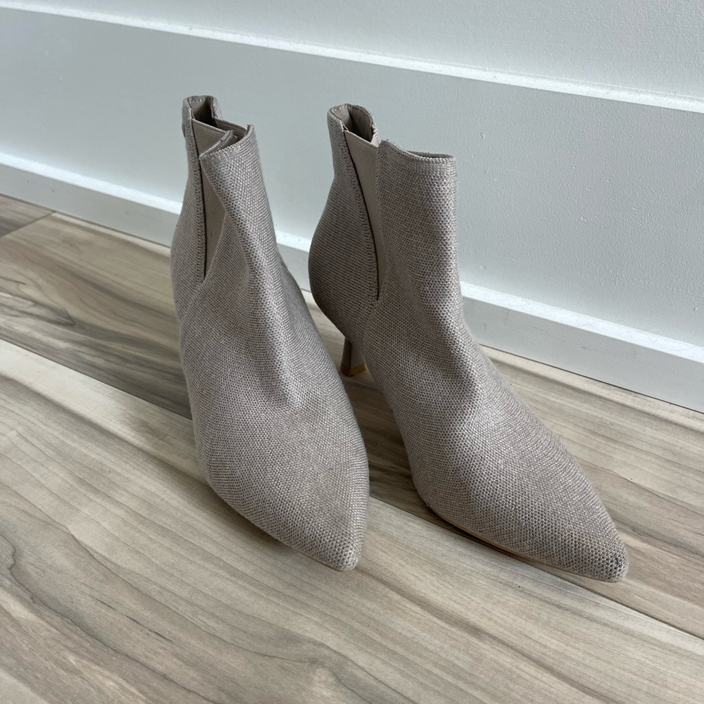 Chic Women's Ankle Boots in Light Gray
